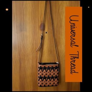 •UNIVERSAL THREAD CROSSBODY•